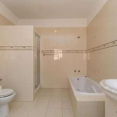 A66 - Pedra Alcada Bedroom ホームステイ
